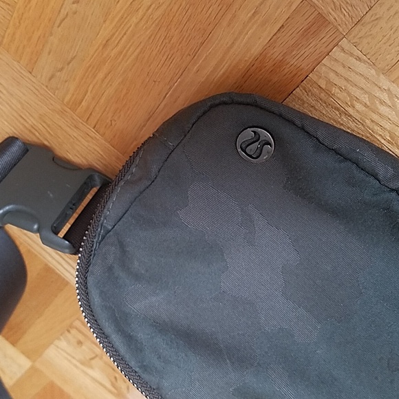 Lululemon OG everywhere belt bag fanny pack camo crossbody - Picture 2 of 14